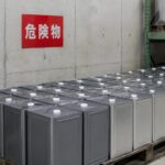 危険物倉庫に並ぶシンナーの一斗缶。消防法第4類第1石油類に指定され、保管量に厳格な上限がある。